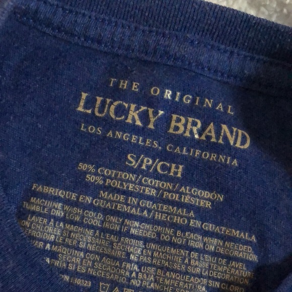 5/$25🖤 v neck tee - Picture 3 of 3